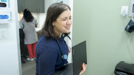 /Doctor%20with%20laptop