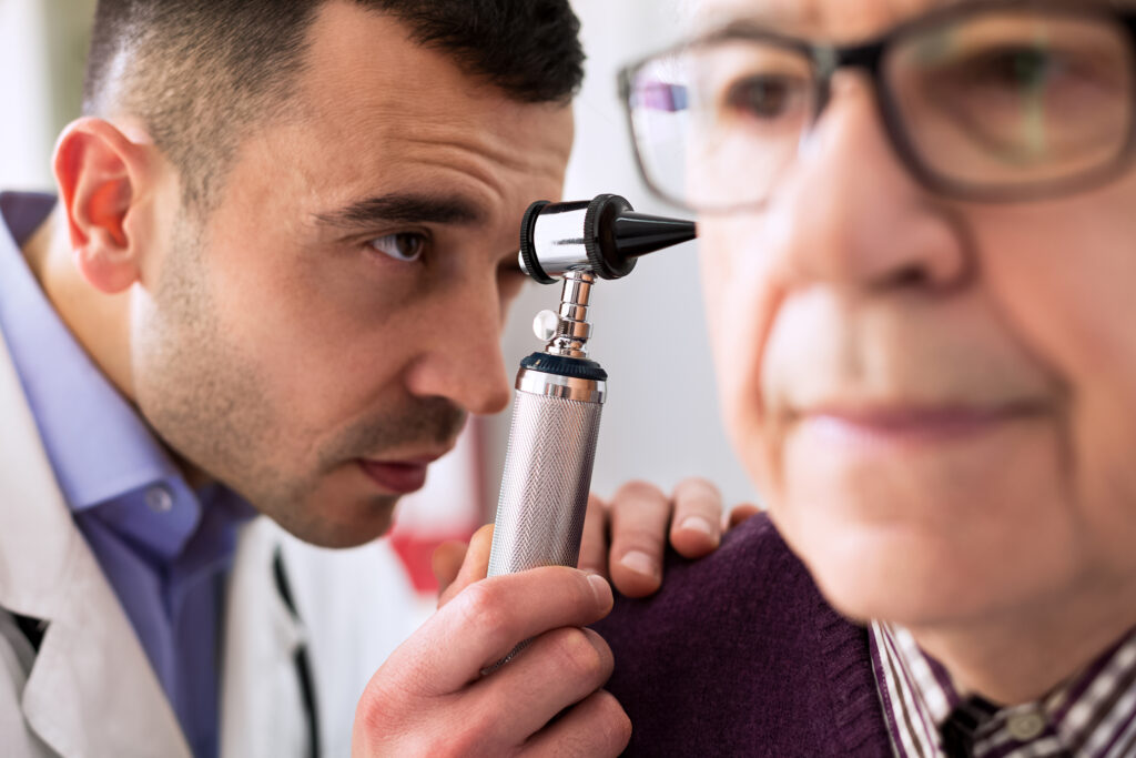 /Otologist%20examining%20patient