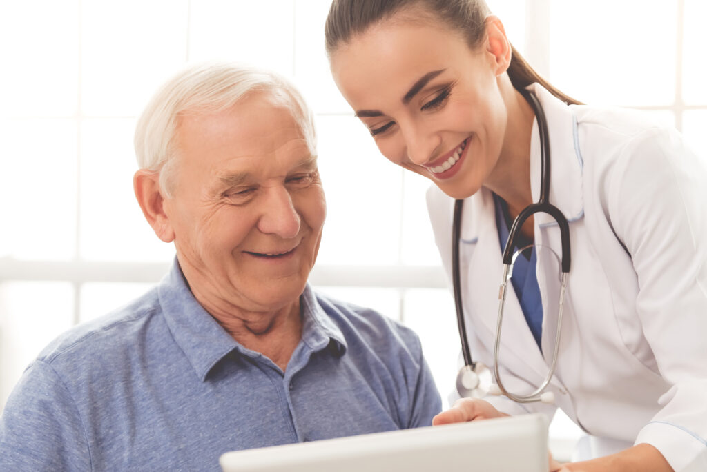 Doctor shares Medicare Advantage resources with senior patient.